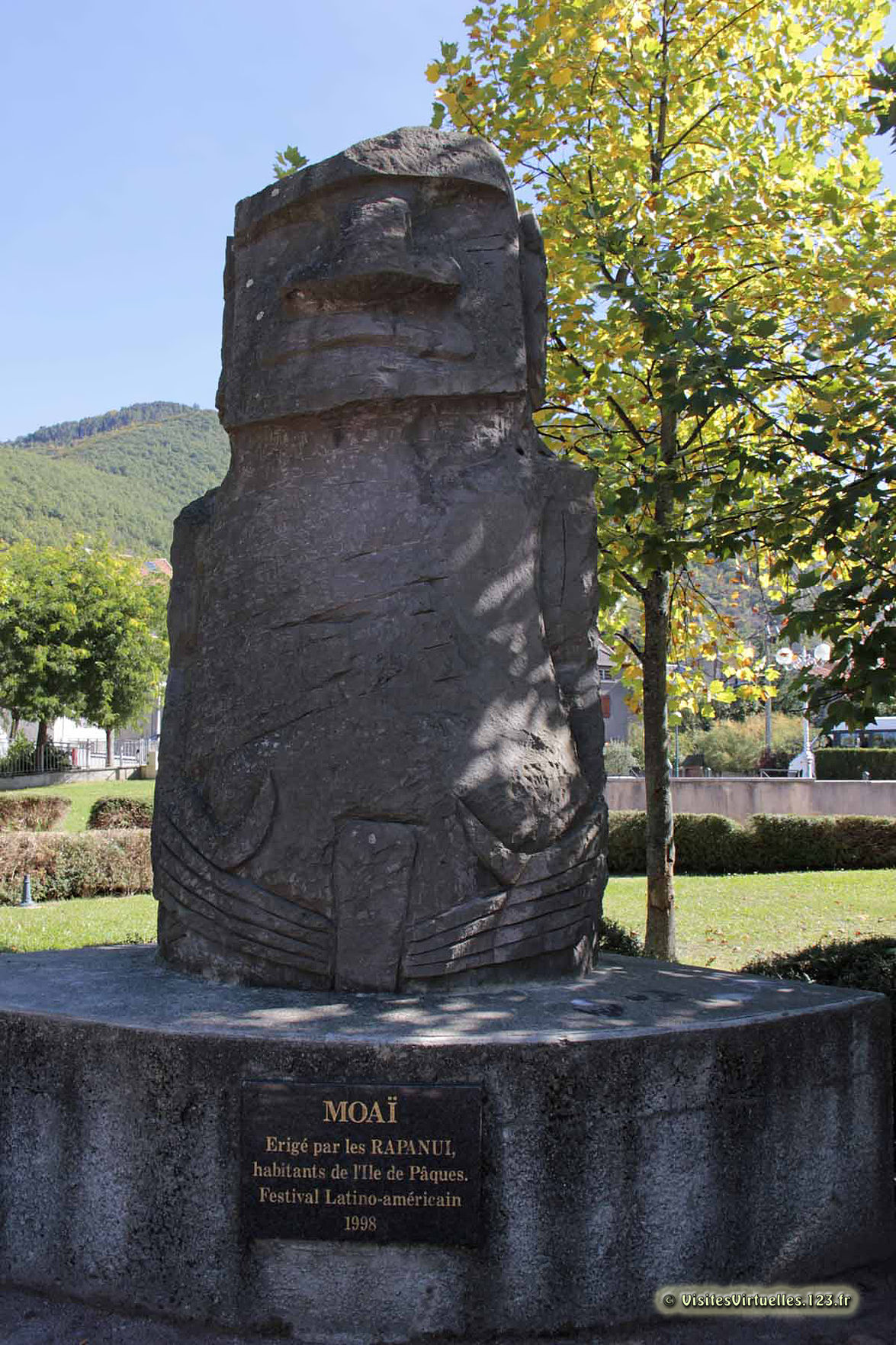 Tarascon sur Ariege : statue Moai 0304