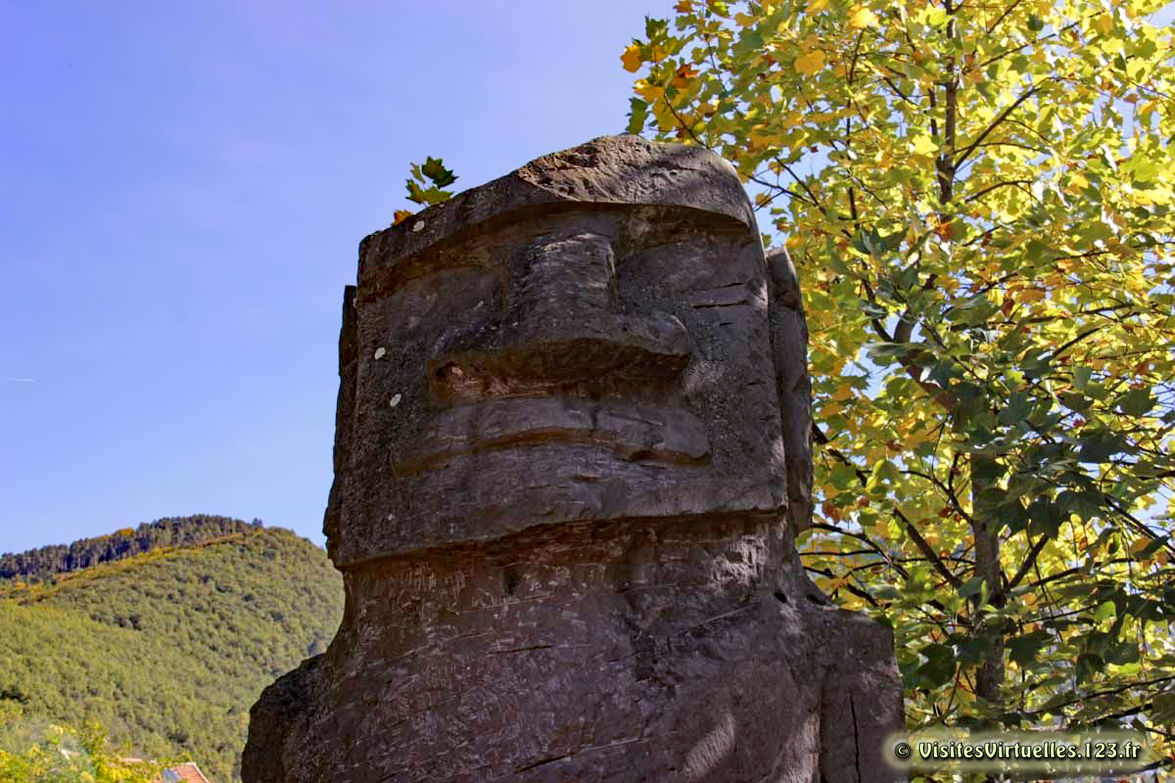 Tarascon sur Ariege : statue Moai 0306